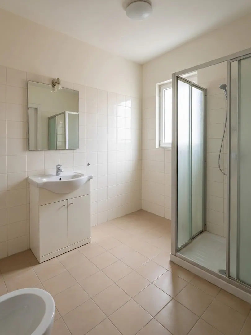 Simulazione con AI del bagno prima del progetto, con piastrelle bianche alle pareti, mobile lavabo a terra e box doccia con vetri satinati