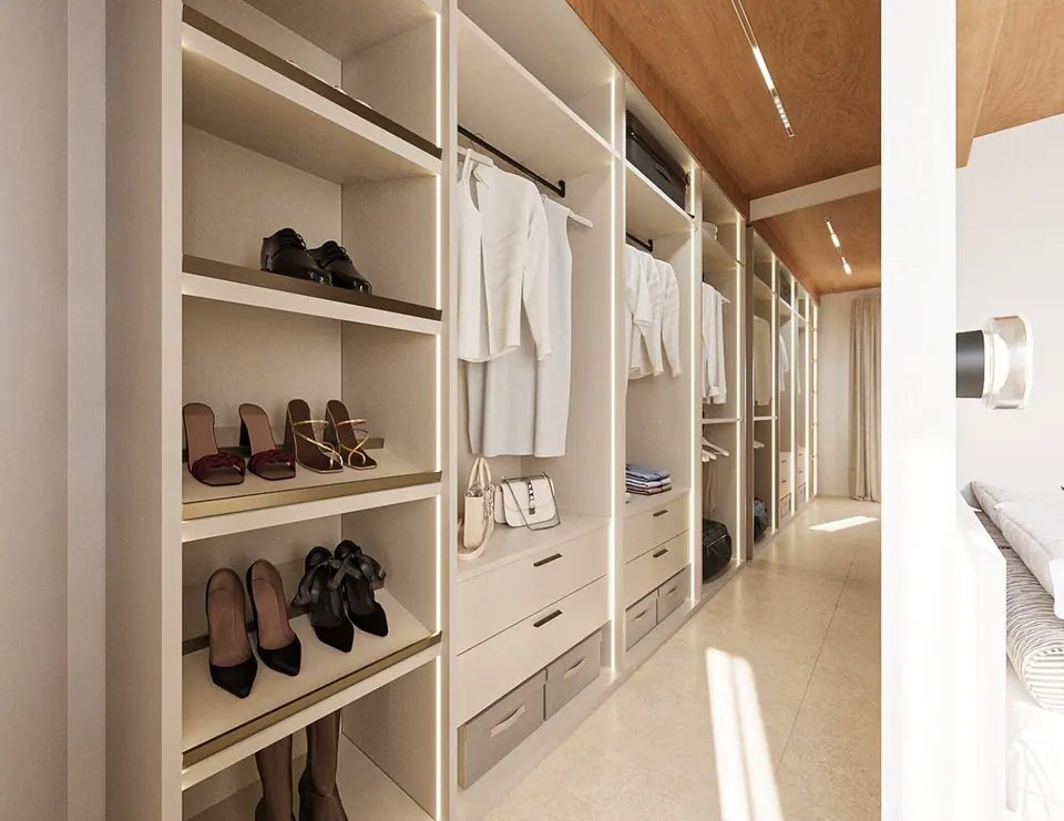 Cabina armadio a giorno con ripiani per scarpe illuminati, camicie appese e soffitto in legno