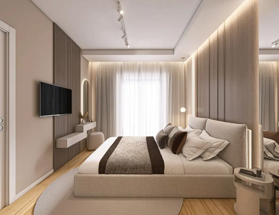 Camera matrimoniale beige con letto imbottito, boiserie a doghe retroilluminate e televisore a parete