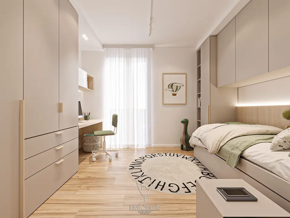 Cameretta vista dall'armadio, con letto singolo sotto i pensili, scrivania alla finestra e tappeto con l'alfabeto