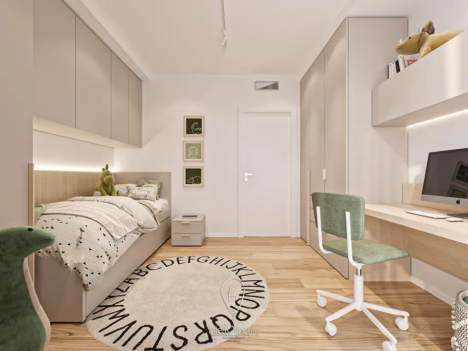 Cameretta con letto singolo sotto i pensili, scrivania con computer, sedia verde e tappeto con l'alfabeto