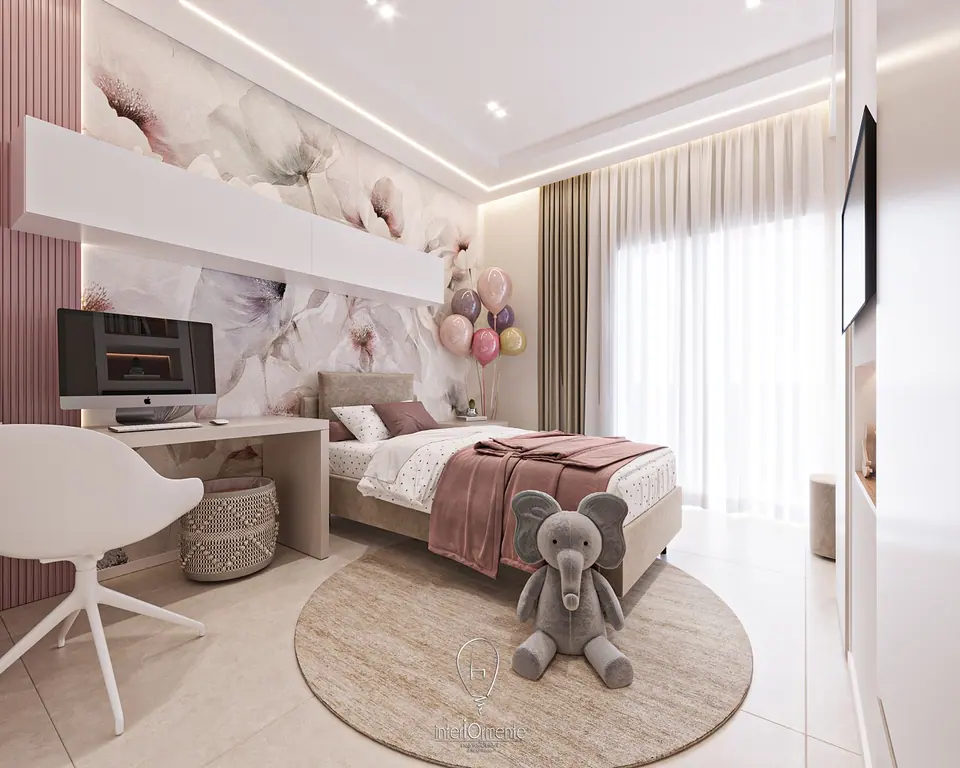 Cameretta rosa con carta da parati a fiori, letto singolo, scrivania con computer, palloncini ed elefante di peluche