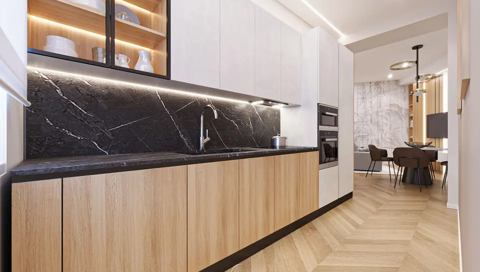 Cucina lineare in rovere con top e alzata in marmo nero, pensili in vetro illuminati e parquet a spina di pesce