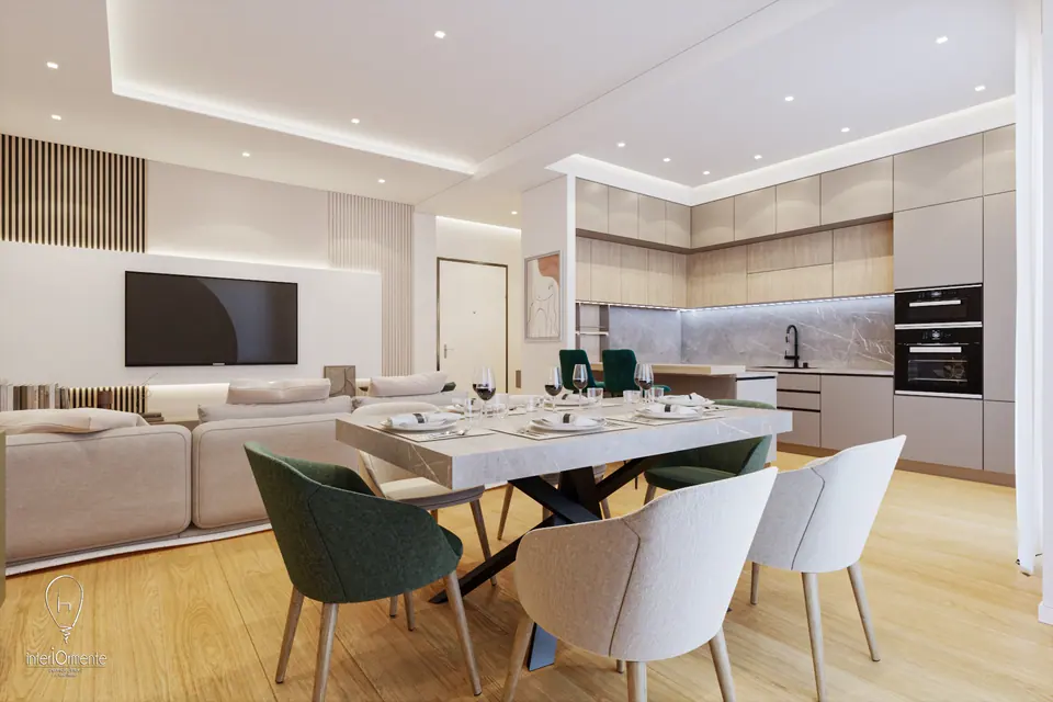 Tavolo da pranzo apparecchiato con luce di servizio a soffitto e cucina alle spalle